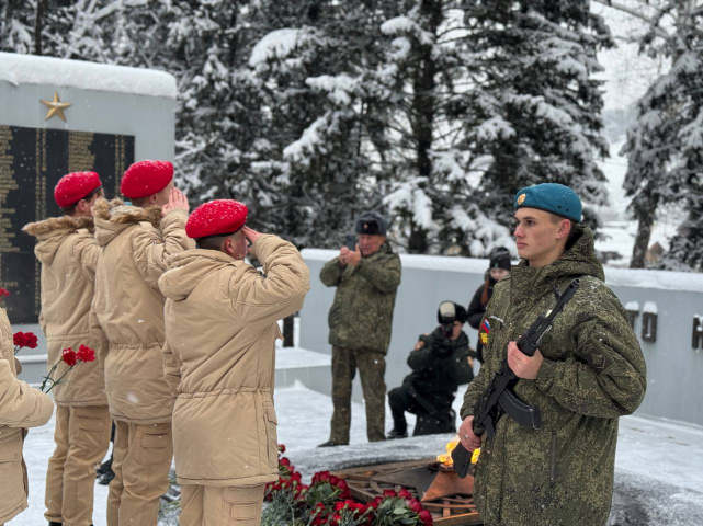 Торжественная церемония возложения цветов к Вечному огню Торжественная церемония возложения цветов к Вечному огню