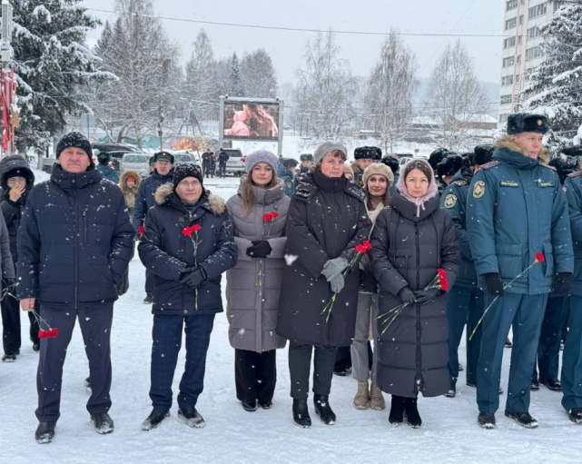 Торжественная церемония возложения цветов к Вечному огню Торжественная церемония возложения цветов к Вечному огню